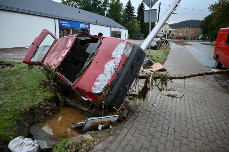 Un coche dañado tras las fuertes lluvias e inundaciones en la ciudad balnearia de Ladek-Zdroj, en el suroeste de Polonia