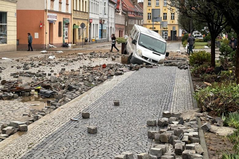 Vista general de los daños en las calles inundadas tras las fuertes lluvias en Glucholazy, suroeste de Polonia