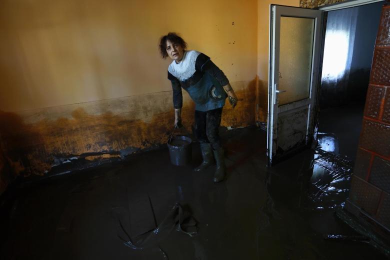 María, de 53 años, limpia el barro de su casa inundada en el pueblo de Pechea, cerca de la ciudad de Galati, Rumania, el 16 de septiembre de 2024.