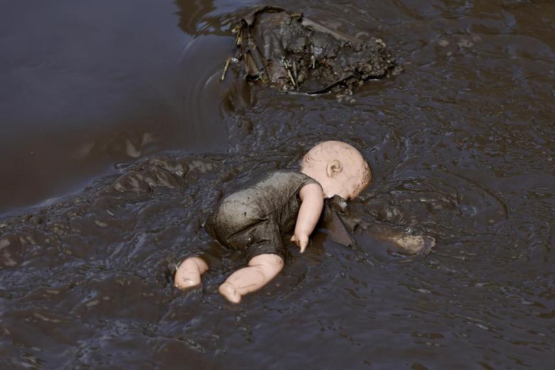 Una muñeca de plástico yace boca abajo en el barro en el pueblo de Pechea, afectado por las inundaciones, cerca de la ciudad de Galati, Rumania, el 16 de septiembre de 2024