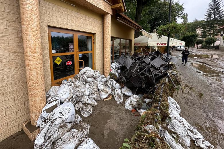 Un restaurante está cubierto con sacos de arena para protegerse de las inundaciones después de las fuertes lluvias en Glucholazy, en el suroeste de Polonia.