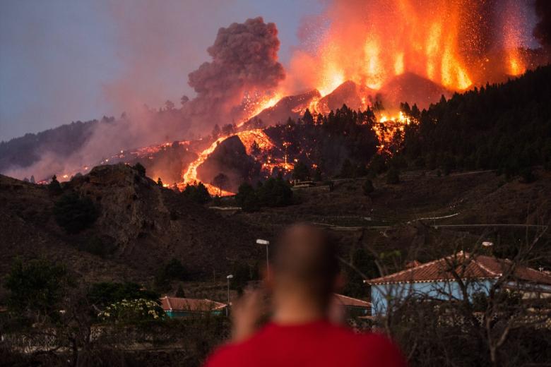 El 19 de septiembre de 2021 entró en erupción. El volcán estalló en la isla española de La Palma el domingo, con varias explosiones en el municipio de El Paso, en el sur de la isla, obligando a al menos 2.000 personas a huir de la zona.