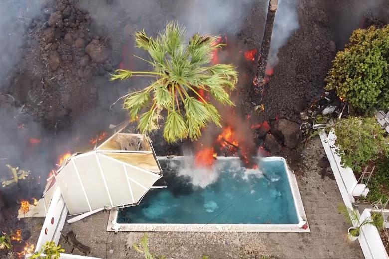 Imagen aérea de la lava del volcán. La erupción volcánica en la zona de Cabeza de Vaca se encontraba en el momento de la captura con dos fisuras, separadas unos 200 metros, y ocho bocas por las que emerge la lava.