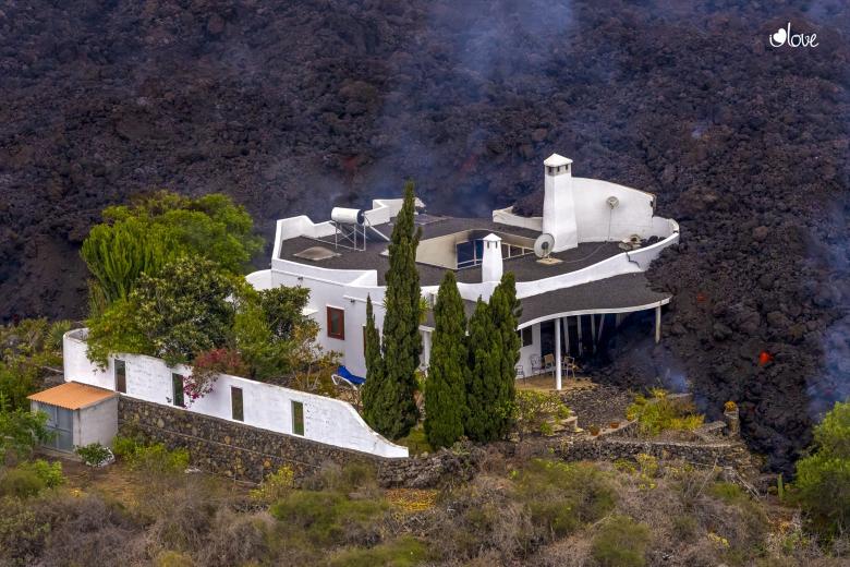 Una casa momentos antes de ser destrozada por la lava del volcán de La Palma. En esos momentos, el río de lava del volcán de ‘Cumbre Vieja’ continuaba avanzando hacia el mar.