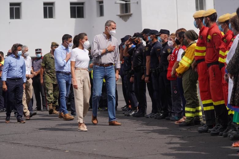 El rey Felipe VI y la reina Letizia trasladaron su agradecimiento a miembros del Ejército, la Guardia Civil, la Policía Nacional y la Policía Local, el Servicio Canario de Salud o la Cruz Roja, sanitarios y trabajadores del Ayuntamiento por la labor que realizaron en la erupción del volcán de Cumbre Vieja.