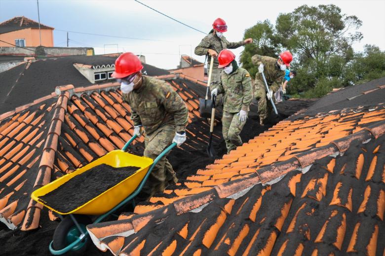 Los militares del Ejército de Tierra limpiaron la ceniza de los tejados de las viviendas, en la localidad de Las Manchas, La Palma. La operación ‘limpieza de cenizas’ se aceleró 
en la isla porque cuando la ceniza entra en contacto con la lluvia se forma una especie de cemento que obstruye el alcantarillado y puede llegar a provocar derrumbes e inundaciones.