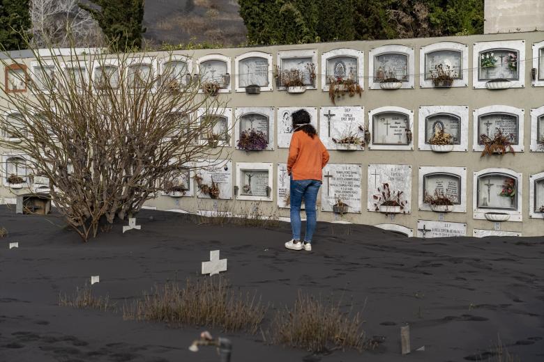 En el Cementerio de Los Ángeles, los militares realizaron una ofrenda floral en homenaje a las personas enterradas en cementerios afectados por la lava. Durante el homenaje, realizado por personal de la UME y del Ejército de Tierra, se formó un piquete en la montaña de Tenisca para acompañar a los ciudadanos en recuerdo y homenaje a sus fallecidos en el Día de Todos los Santos.