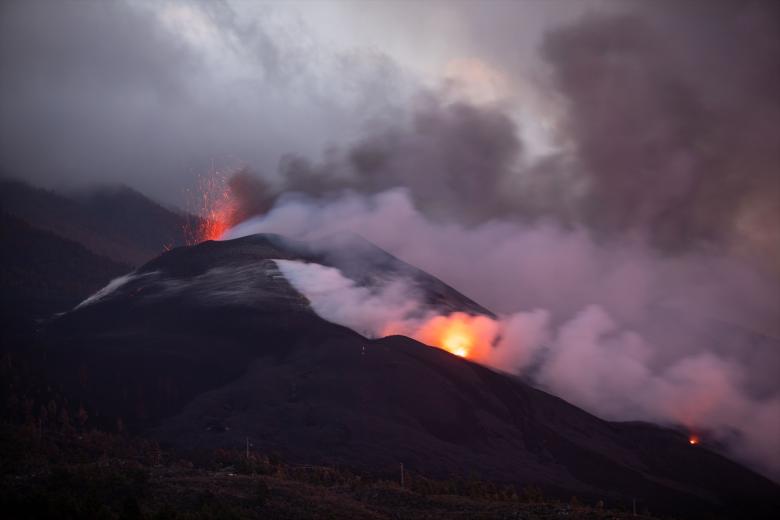 Nube de ceniza y lava que salen del volcán de Cumbre Vieja. Según el satélite Copernicus, que se dedicó a monitorizar la zona del volcán de La Palma, la lava en menos de dos meses cubrió 1018,9 hectáreas