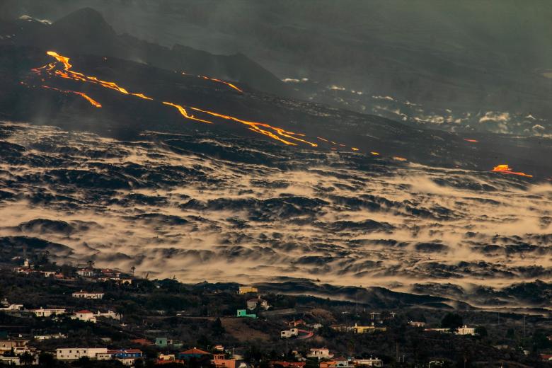 Colada de lava del volcán de Cumbre Vieja, desde los Llanos de Aridane. Durante la noche del 18 de noviembre, el cono del volcán volvió a colapsar parcialmente y produjo un rebosamiento del lago de lava, con la formación de cascadas que caían desde el cráter.