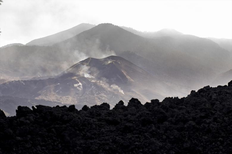 Una de las bocas eruptivas del volcán de Cumbre Vieja, a 17 de diciembre de 2021, en La Palma, Canarias (España). En este momento, el proceso evolutivo del fenómeno natural continuó sin mostrar signos observables de actividad. Sin embargo, se mantuvo la situación legal de la emergencia y el semáforo rojo, así como todas las medidas de protección civil establecidas desde el inicio de la eurpción.