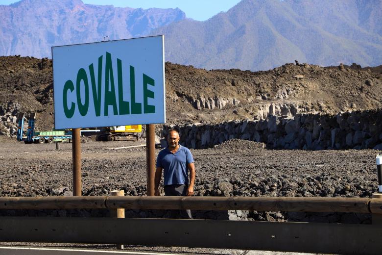 Tres años después de que el Tajogaite comenzara a emerger de la tierra, la Cooperativa Covalle trata de reconstruir su planta empaquetadora de plátanos en el margen sur de las coladas como un pulso a la vida