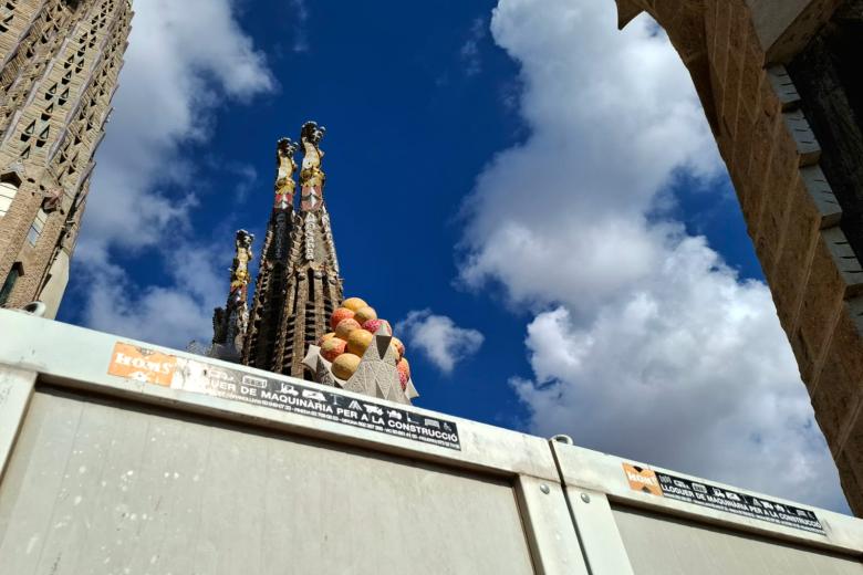 Operarios trabajando en la construcción de la Sagrada Familia, en Barcelona