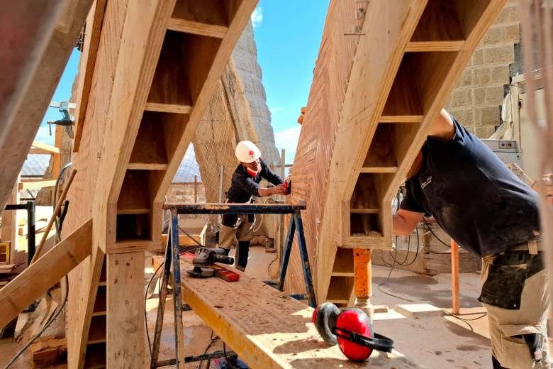 Operarios trabajando en la construcción de la Sagrada Familia, en Barcelona