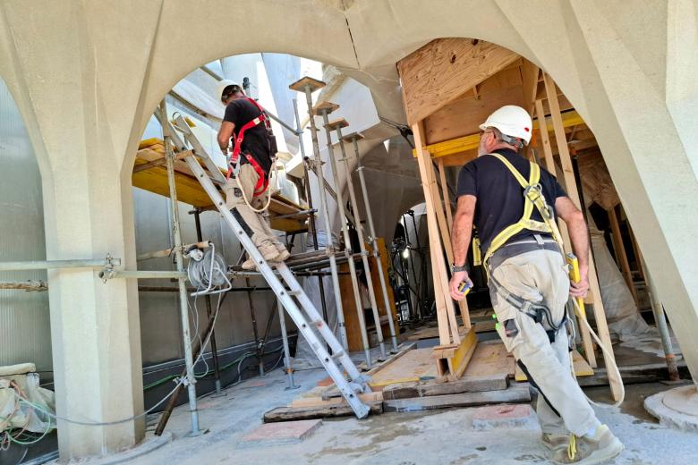 Operarios trabajando en la construcción de la Sagrada Familia, en Barcelona