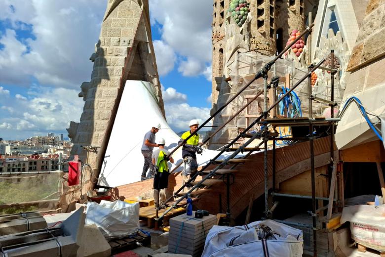 Operarios trabajando en la construcción de la Sagrada Familia, en Barcelona