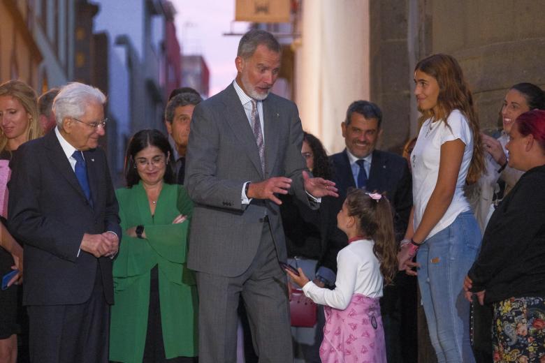 El Rey se ha reencontrado con Ana Valentina Medina, la niña que hace siete años, cuando aún era un bebé, fue cogida en brazos por la reina, en una visita de estos a la isla