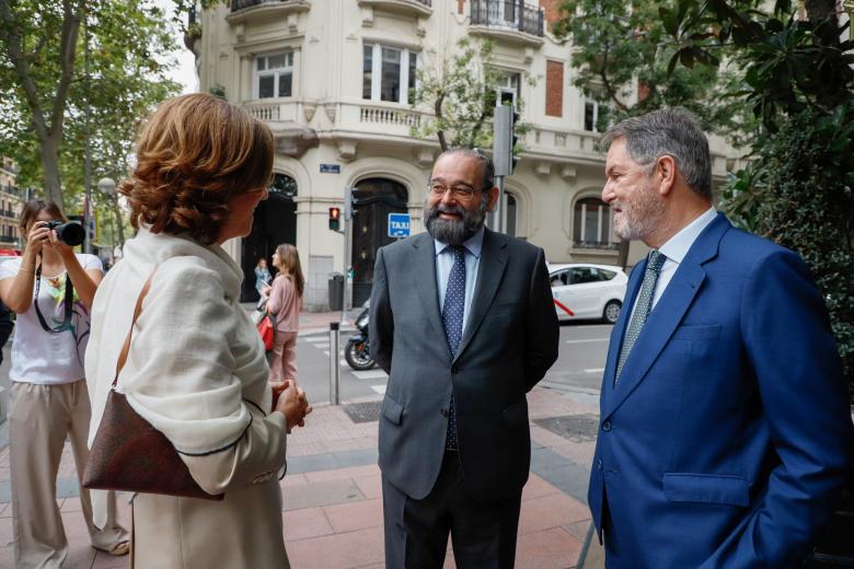 Alejandra Kindelán, presidenta de la Asociación Española de Banca (AEB), Alfonso Bullón de Mendoza, presidente de la ACdP y de El Debate y Bieito Rubido, director de El Debate a su llegada al evento