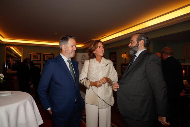 Bieito Rubido, Alejandra Kindelán, Alfonso Bullón de Mendoza antes de dar comienzo a la II Jornada Financiera de El Debate