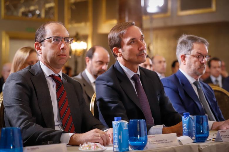 Pablo Martínez Pina, socio responsable de Sector Financiero de PWC, Enrique Serra, consejero delegado de CBNK y Bieito Rubido, director de El Debate