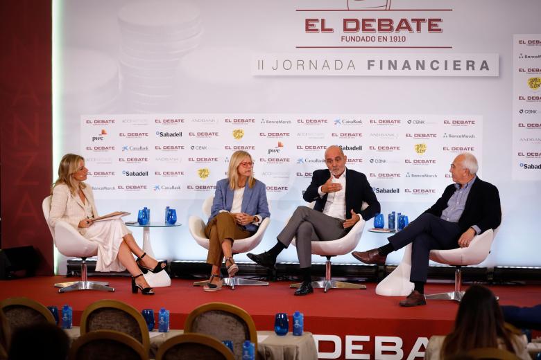 José Luis Martínez, portavoz de la AEB, Alberto Aza, portavoz de CECA, Lola Allepuz, responsable comercial de MicroBank y Susana Burgos, moderadora de la cuarta mesa de la II Jornada Financiera de El Debate