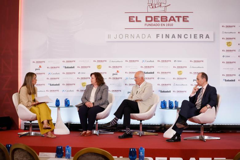 José María Rotular, profesor de Economía y director del Observatorio Económico de la Universidad Francisco de Vitoria, Rafael Pampillón, profesor y director de Análisis Económico del IE Business School y Catedrático de Economía Aplicada en la Universidad San Pablo CEU, Virginia Pérez Palomino, directora de inversiones de Tressis y Claudia G. Cid, moderadora y redactora de economía en El Debate