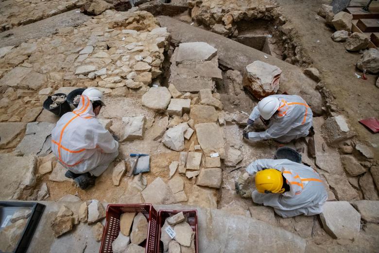 Revelación de los primeros elementos esculpidos del biombo del siglo XIII destruido a principios del siglo XVIII