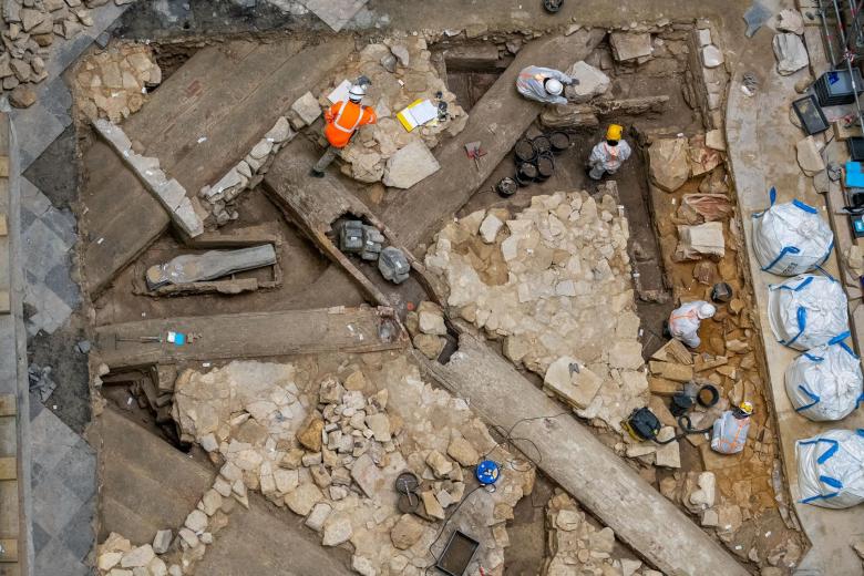 Vista final de la excavación del crucifijo de Notre-Dame de París. Al final, el sarcófago de plomo de lo “desconocido”, rodeado de chimeneas de calefacción del siglo XIX