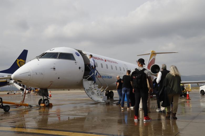 Varios pasajeros suben a un avión en el aeropuerto de Castellón