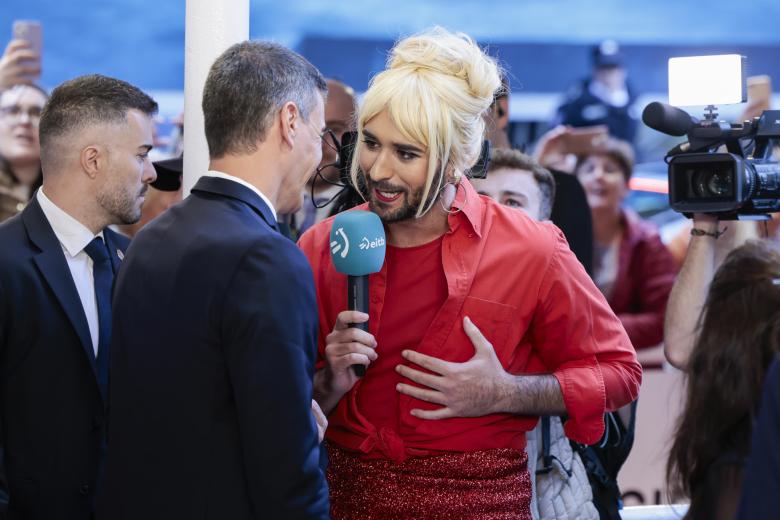 Pedro Sánchez atiende a la televisión pública del País Vasco a su llegada al auditorio del Kursaal. Allí le esperaba Pedro Almodóvar, quien le había adulado horas antes: «Tengo un discurso para agradecer el premio esta noche y tengo un hombre que, además de ser nuestro presidente, en Europa y en Estados Unidos le llaman 'Mr. Handsome', 'Mr. Guapo'. Entonces, claro, hay muchas cosas que pedirle y que decirle a un hombre de esas características a nivel político y a nivel físico también».