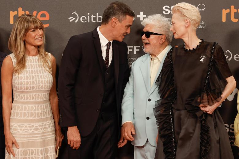 Pedro Sánchez junto al director Pedro Almodóvar y la actriz Tilda Swinton (d) sobre la alfombra roja del Festival de Cine de San Sebastián