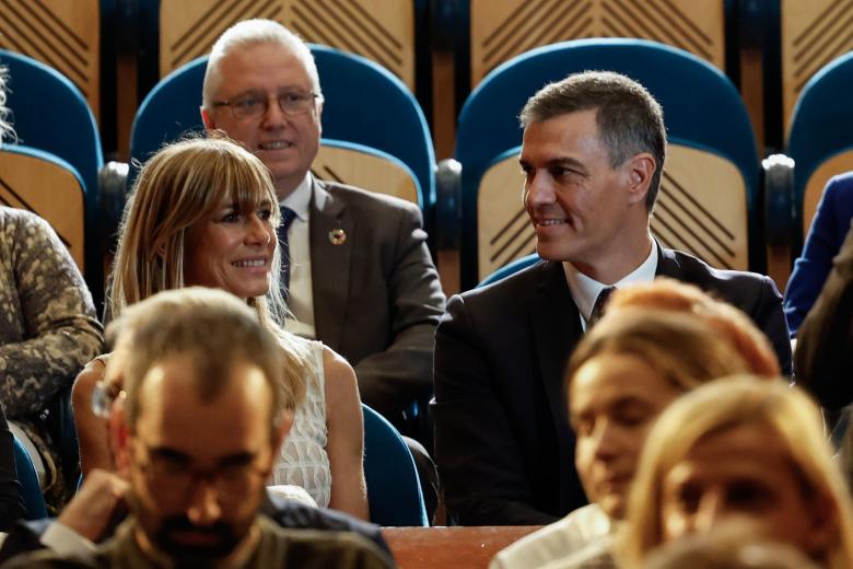 Una vez dentro del Auditorio Kursaal, Pedro Sánchez y su mujer se han sentado al lado del alcalde de San Sebastián, Eneko Goia, y de la diputada general de Gipuzkoa, Eider Mendoza. El presidente y su mujer han seguido la entrega del Premio Donostia a Pedro Almodóvar