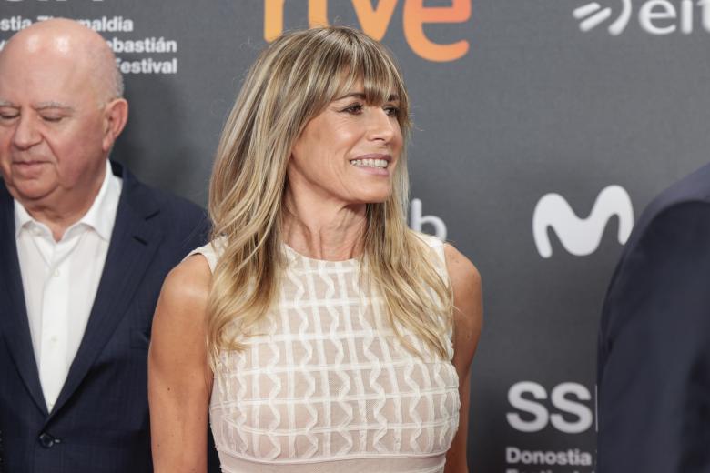 Begoña Gómez se ausentó de la última semana de la Mercedes-Benz Fashion Week Madrid, un escenario al que es asidua pero del que se ha alejado tras su imputación por tráfico de influencias y corrupción en los negocios. Hoy sí ha querido comparecer junto a su marido ante cámaras y periodistas