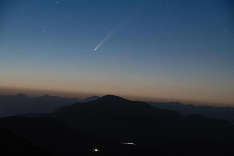 Vista del cometa desde la Caldera de Gayria, en la localidad de Agua de Bueyes (Fuerteventura). Canarias es uno de los mejores lugares de España para verlo