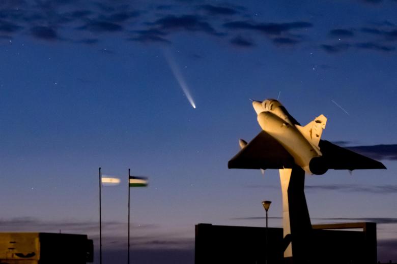 Fotografía del cometa C/2023 A3 (Tsuchinshan–ATLAS) este viernes desde el Memorial Malvinas en el Balneario el Cóndor, Río Negro, en la costa atlántica de la Patagonia Argentina. Está previsto que el cometa alcance su punto más cercano a la Tierra el 12 de octubre, por lo que esa será la mejor fecha para verlo en plenitud