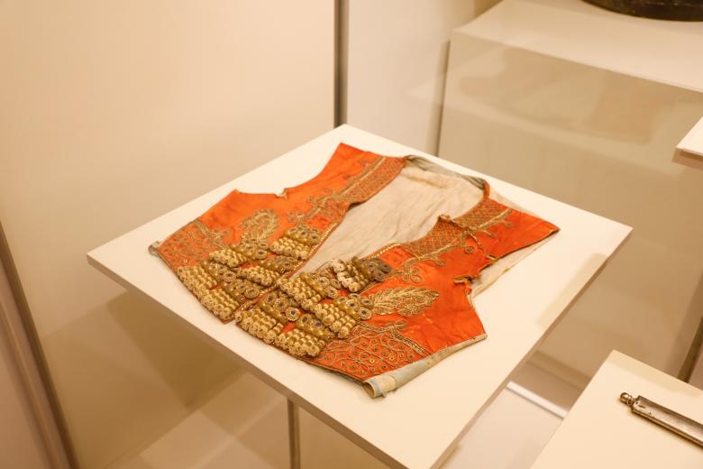 También pueden verse otros objetos de formar parte de la historia de la tauromaquia como este chaleco de vestía José Gómez Ortega, 'Joselito', el día de su fallecimiento