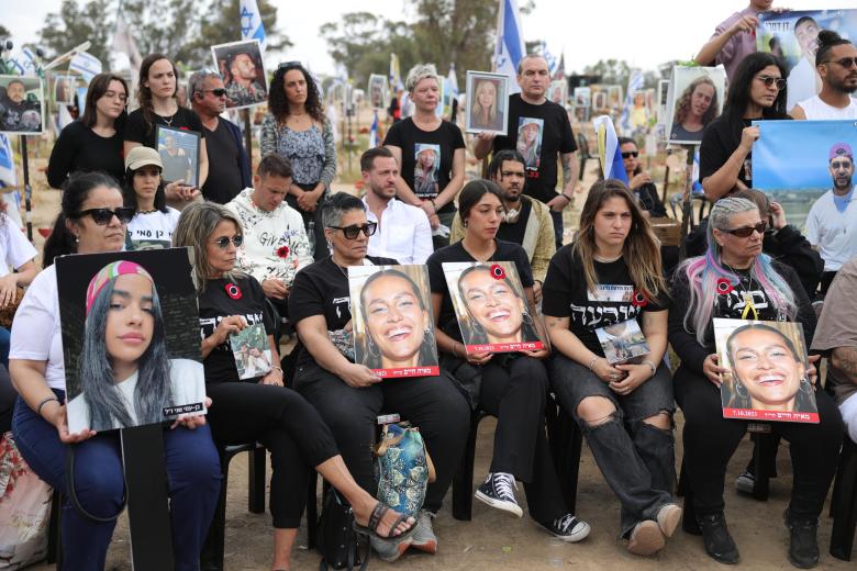 Familiares y amigos visitan el sitio conmemorativo de las víctimas asesinadas durante el festival de música Nova en los ataques de Hamas del 07 de octubre de 2023