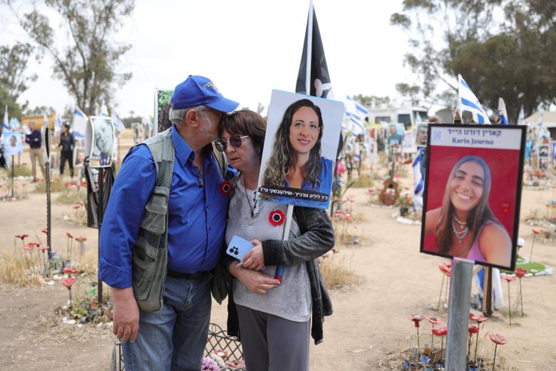 Familiares y amigos visitan el sitio conmemorativo de las víctimas asesinadas durante el festival de música Nova en los ataques de Hamas del 07 de octubre de 2023