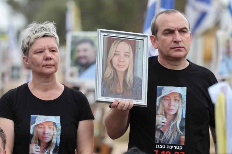 Familiares y amigos visitan el sitio conmemorativo de las víctimas asesinadas durante el festival de música Nova en los ataques de Hamas del 07 de octubre de 2023