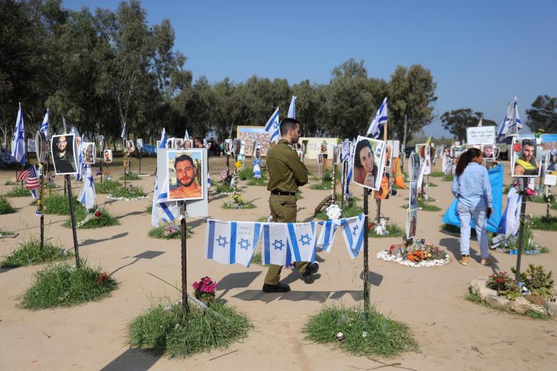 Familiares y amigos visitan el sitio conmemorativo de las víctimas asesinadas durante el festival de música Nova en los ataques de Hamas del 07 de octubre de 2023