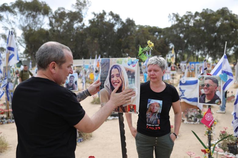 Familiares y amigos visitan el sitio conmemorativo de las víctimas asesinadas durante el festival de música Nova en los ataques de Hamas del 07 de octubre de 2023