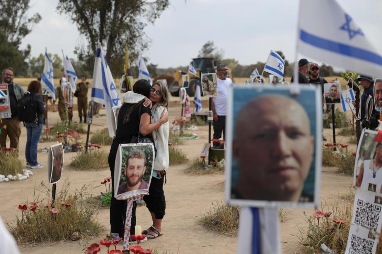 Familiares y amigos visitan el sitio conmemorativo de las víctimas asesinadas durante el festival de música Nova en los ataques de Hamas del 07 de octubre de 2023