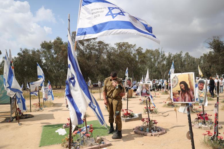 Familiares y amigos visitan el sitio conmemorativo de las víctimas asesinadas durante el festival de música Nova en los ataques de Hamas del 07 de octubre de 2023