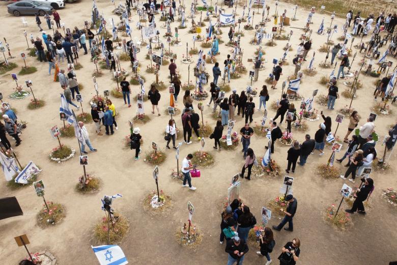 Familiares y amigos visitan el sitio conmemorativo de las víctimas asesinadas durante el festival de música Nova en los ataques de Hamas del 07 de octubre de 2023