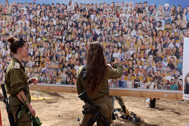 Familiares y amigos visitan el sitio conmemorativo de las víctimas asesinadas durante el festival de música Nova en los ataques de Hamas del 07 de octubre de 2023