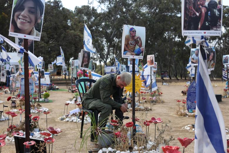 Familiares y amigos visitan el sitio conmemorativo de las víctimas asesinadas durante el festival de música Nova en los ataques de Hamas del 07 de octubre de 2023