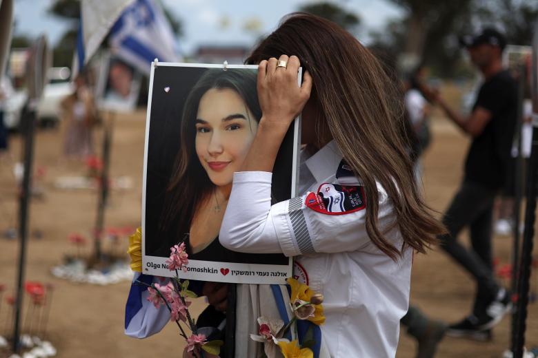 Familiares y amigos visitan el sitio conmemorativo de las víctimas asesinadas durante el festival de música Nova en los ataques de Hamas del 07 de octubre de 2023