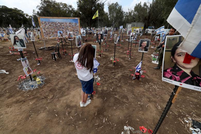 Familiares y amigos visitan el sitio conmemorativo de las víctimas asesinadas durante el festival de música Nova en los ataques de Hamas del 07 de octubre de 2023