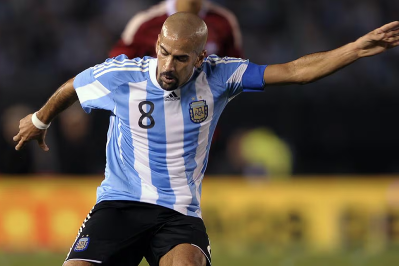 Juan Sebastián Verón decidió retirarse en 2012 y volvió a jugar al fútbol en 2013 para colgar definitivamente las botas en 2014. Sin embargo, en 2017, con 42 años prometió que si los hinchas compraban el 65% de los abonos a plateas para esa temporada, se pondría en forma nuevamente para jugar la Copa Libertadores y cumplió con su promesa