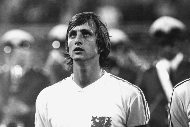 Johan Cruyff decidió dejar el fútbol en 1978, a los 31 años, sin embargo un fraude ganadero le arruinó y decidió volver a jugar hasta los 37 años pasando por la North American Soccer League (NASL) y después volviendo a su Ajax para finalmente unirse al eterno rival, el Feyenoord