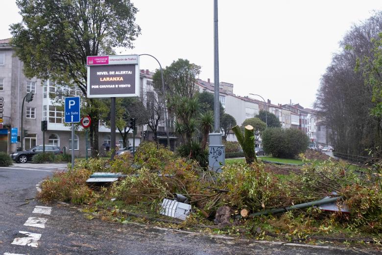 SANTIAGO DE COMPOSTELA, 09/10/2024.- Un vehículo pasa junto a un carril cortado por la caída de un árbol, en las inmediaciones del Campus SUR en Santiago. La potente borrasca atlántica, antiguo huracán Kirk, mantiene este miércoles en alerta a toda España, salvo el archipiélago de Canarias, por rachas de viento de 120 kilómetros por hora además de mala mar en el litoral, con olas de hasta 7 metros y fuertes lluvias, que acumularán 100 litros por metro cuadrado en 12 horas. EFE/ Xurxo Martínez